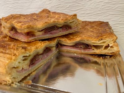 Empanada de Beicon, dátiles y queso